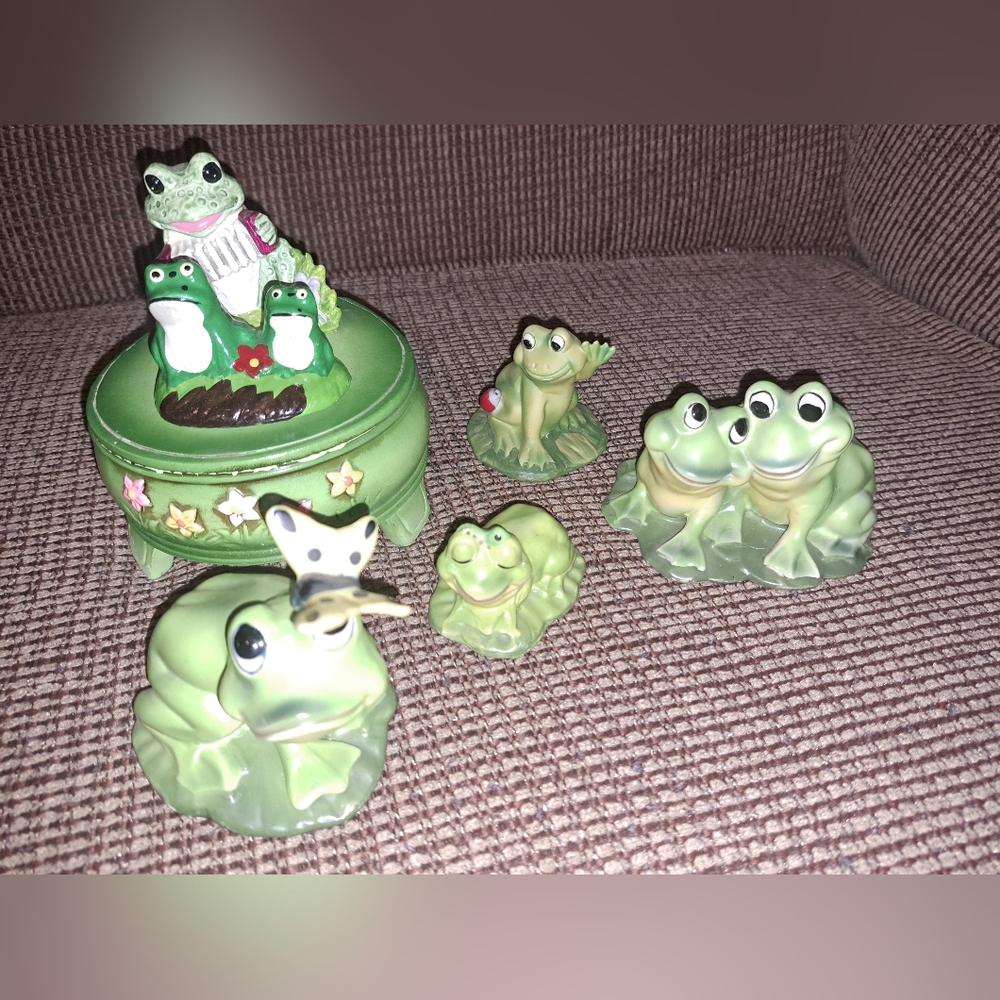5 Vintage Ceramic Frogs